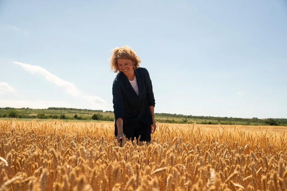 oksana-lut-v-pole-msh_11zon