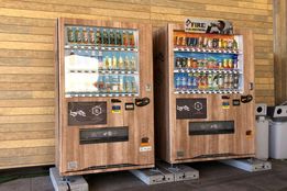 دستگاه‌های فروش آب گازدار در بازار کشاورزان ژن‌نو، مشتریان را جذب می‌کند