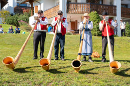 بازگشت باشکوه از آلپ/ آیین بازگشت گاوها با ترکیبی از فرهنگ، طبیعت و موسیقی